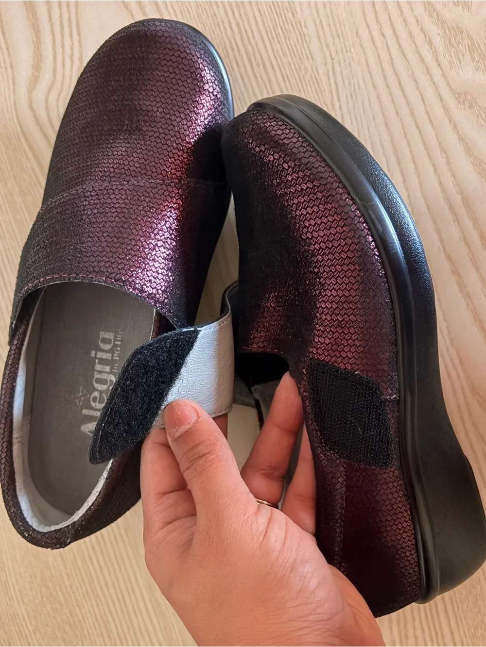 Alegria Lauryn walking clogs in metallic wine size 35